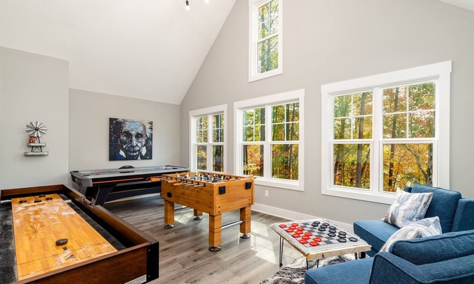 Hemp Cabin | Dream Vacation @ Red Skies- Hot Tub, Fire Pit, Game Room, Firepit,