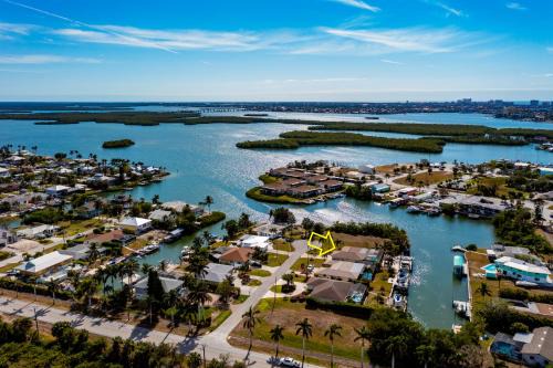 Isles of Capri House | Dreamers Hideaway I Waterfront I Direct Access