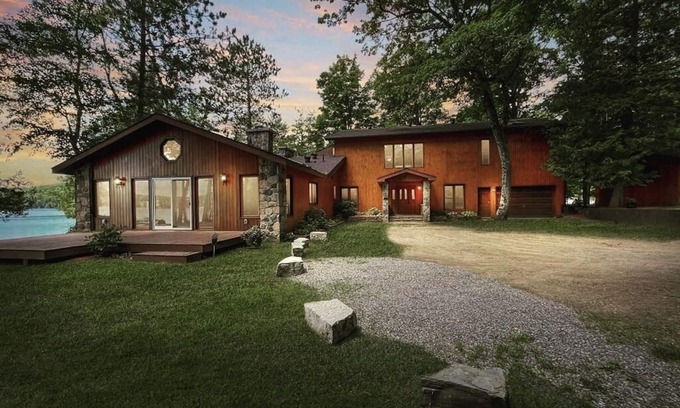 Bancroft Cottage | ♥Dreamy Family Oasis ~ Lake Access ~ Games ~Views