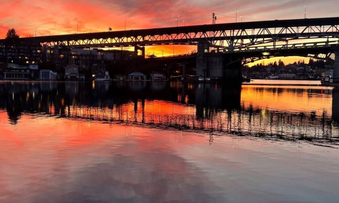 University District Boat Rental | Drifted Dreamer 1-bedroom house boat in Seattle