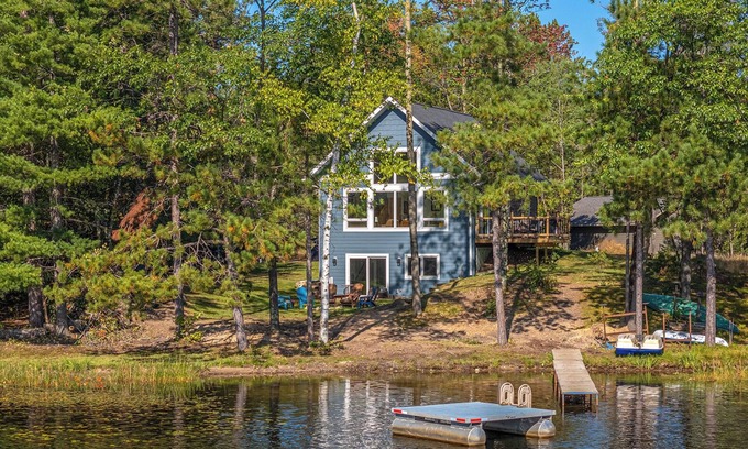 Eagle River House | Driftwood Cabin | Newer lakefront cabin, dock, firepit, kayaks, Dogs OK, AC