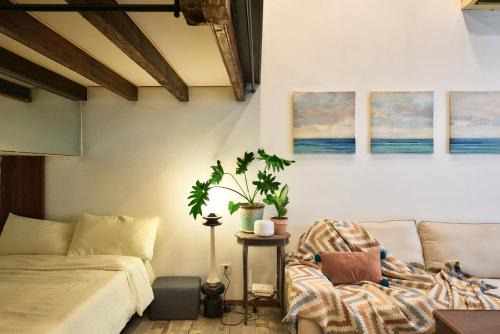 Xuhui Apartment | duplex 1 bedroom apartment on Wuyuan Road close Changshu Road station