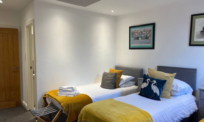 Liverpool Boat Rental | Duplex Barge cinema Room 6 ensuite double-triple bedrooms Great social spaces
