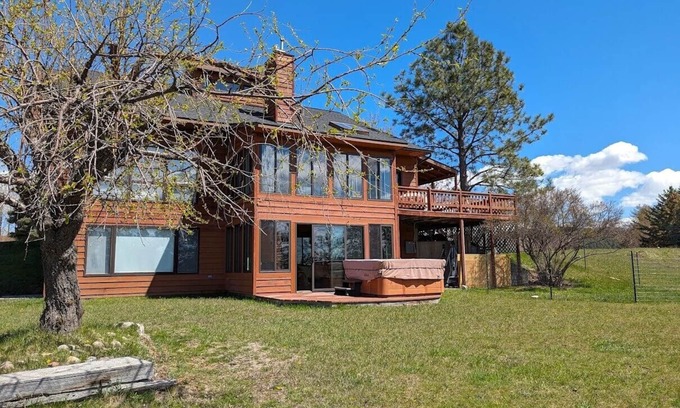 Bigfork House | Eagle's Rest Retreat - Near Bigfork with Hot tub