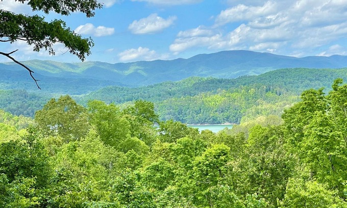 Unaka House | Eagles Landing- Mountain/lake view. In Bear Paw. Brand new, handicap friendly.