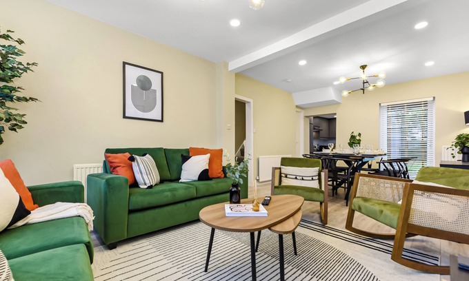 Tottenham House | Earthly Comforts, 3 BD Escape - Sleeps 8!