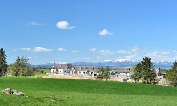 Balloch Cottage | EAST COTTAGE, pet friendly, with a garden in Cawdor