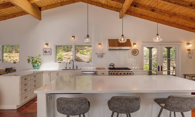 Ojai House | East End Sanctuary: 3 BR, 30+ Night Stay