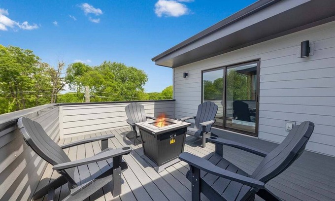 East Nashville House | East Nash ~ Rooftop Fire pit ~ Sleeps 12