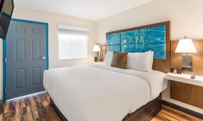 Merry Oaks House | Easy Airport & Downtown Access! 3 Comfortable Units, Free Breakfast, Pool
