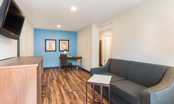 Merry Oaks House | Easy Downtown Access! 2 Convenient Units, Free Parking and Breakfast, Pool