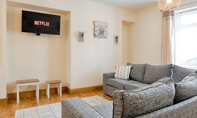 Cwmbrwla House | Eaton Accommodation - TV in EVERY bedroom!