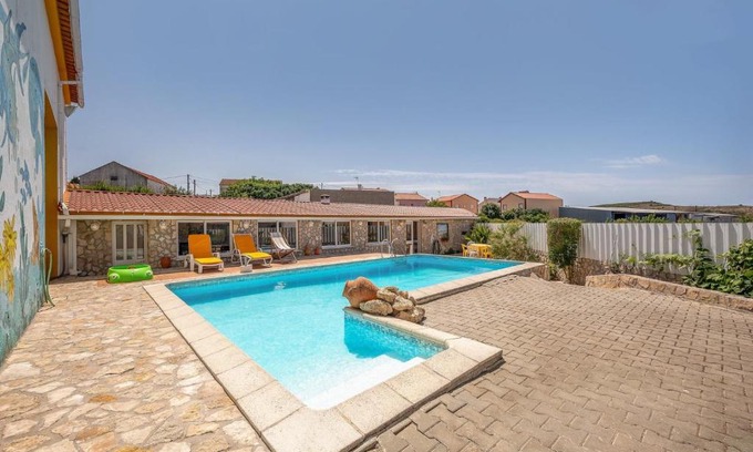 Arruda dos Vinhos House | Eclectic oasis with poolside charm in Arranhó