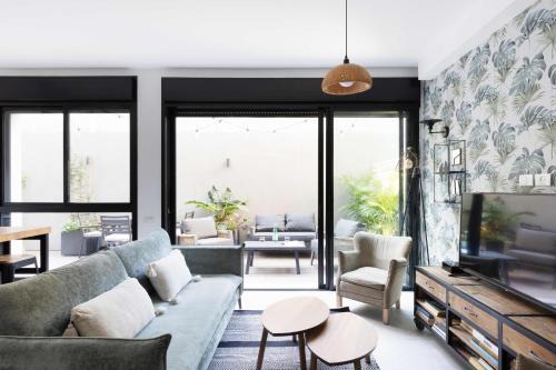 Tel Aviv City Center Apartment | Eclectic Vision by TLV2RENT