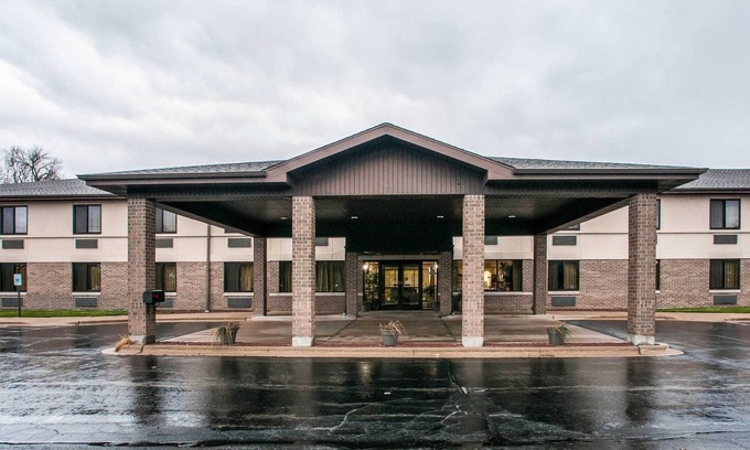Oconto Hotel | Econo Lodge Inn & Suites Oconto