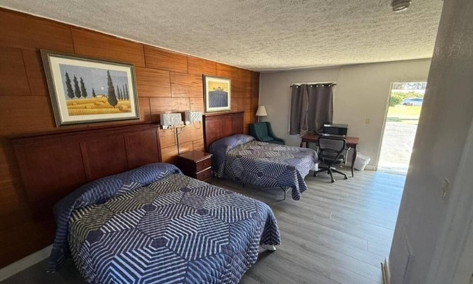 Danville Hotel | Economical Stay Near Museum, Pet-Friendly Room