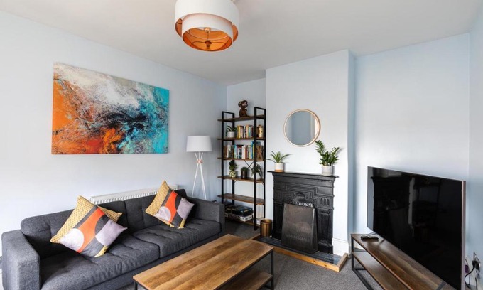 Cowes House | Eden Cottage - 9 Guests, Sea Views, Central Cowes, Ferry Deal