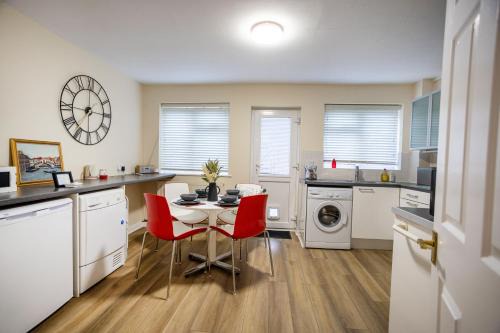 Montpellier House | Edwards House, Sleeps 5 in 3 bedrooms, Bath Road, Cheltenham