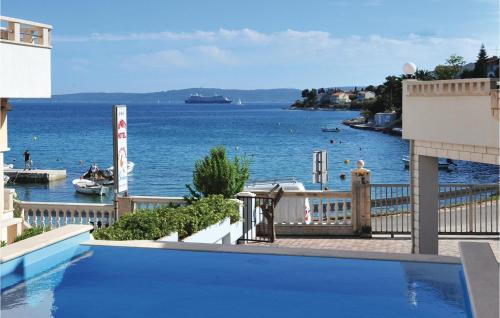 Businci House | Eight-Bedroom Holiday Home Okrug Gornji With Sea View 05