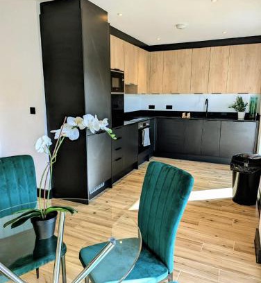 North Finchley Apartment | Elegant 2 bed flat with balcony in London
