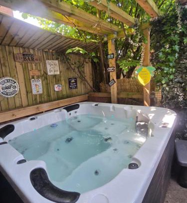 Liverpool House | Elegant 2 bed with hot tub and a host of amenities