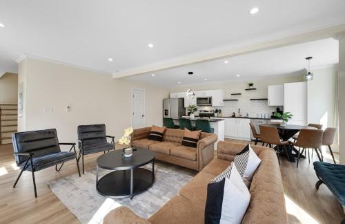 Maple Hill House | Elegant 2 Story Bloomfield 3 Kings 2 Queens