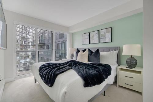 Bay Cloverhill Apartment | Elegant 2BR Condo in Downtown Toronto Sleeps 6
