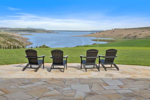 Sorell House | Elegant Creekside Retreat