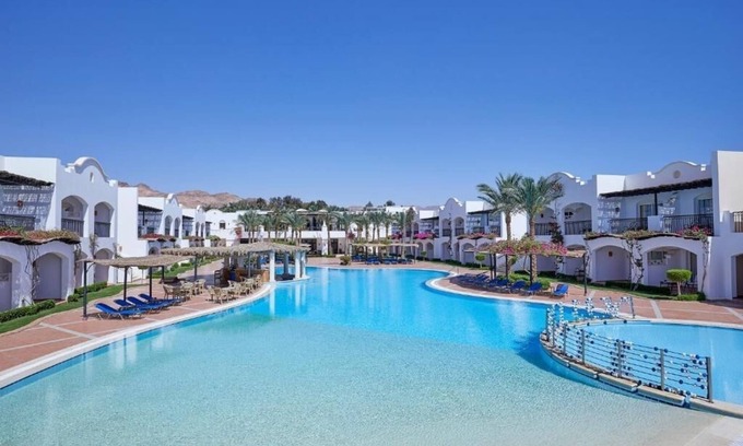 Dahab Hotel | Elegant Room just moments away from Dahab Beach | Swimming Pool & Hot Tub