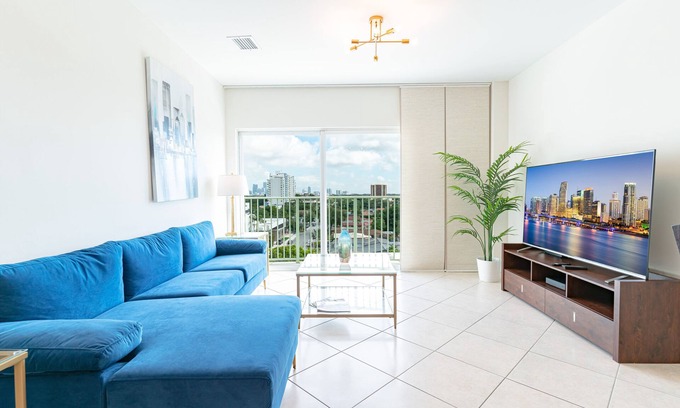 Coral Way Condo | Elegant, King Bed,Parking,Wifi, Self check in