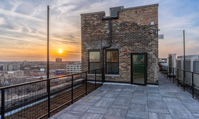 Uptown Apartment | Elegant Style Loft Montrose Beach Rooftop WFH Gym