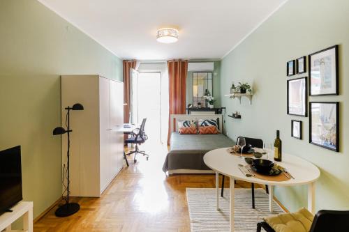 Bistrica Apartment | Elegantly Styled Studio l Next to Novi Sad Fair l Working Desk