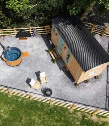 Bont Newydd Cabin | Elephant View Shepherds Hut