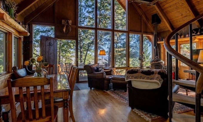 Wapiti House | Elk Road Cabin- Magnificent Mountain Views!
