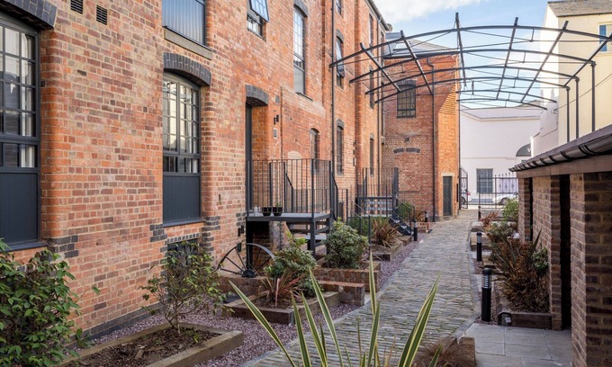 Cheltenham Apartment | Elliot Oliver - Stylish 2 Bedroom Town Centre Apartment