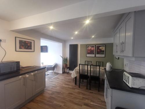 Castle Donington House | EMA, Castle Donnington Circuit contractors group 4 bedrooms 7 bed house-private parking