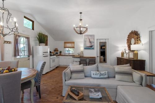 Shreveport House | Emerald Cottage With Kayaks & Canoes & Firepit