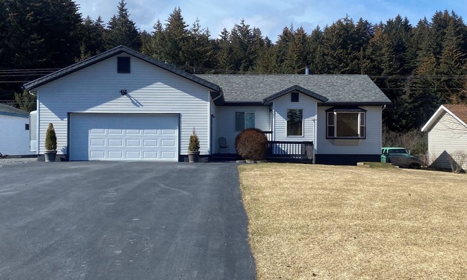 Kodiak House | Emerald Isle Getaway - Tremendous 3-bedroom house with WiFi in Kodiak