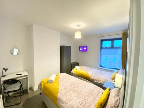 Castle House | Emerald Living, 4 bedrooms, sleeps 6, free parking in the heart of Swansea!