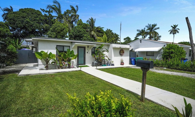 West Little River House | Enchanting 2-bedroom house with a Pool Table, Ping Pong, Patio, Gated Parking