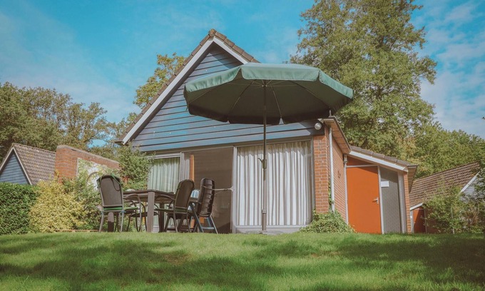 Nieuw Heeten House | Enjoy a comfortable stay in the wheelchair-friendly IJssel Comfort bungalow for 4 people at Vakantiepark de Sallandshoeve, surrounded by nature.