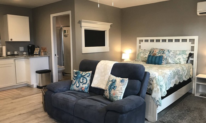 Jacksonville Beach Apartment | Enjoy GEM 2 in Jax Beach |4 blocks to the Ocean |Shared Patio |BBQ |Studio Apartment |Month Stays Ok