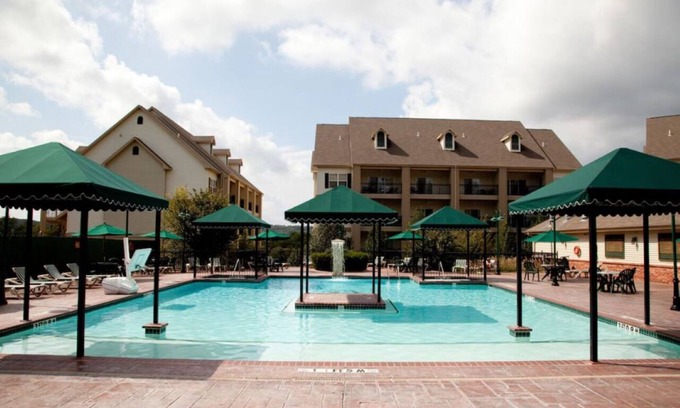 Branson Hotel | Enjoy Kitchen Convenience at Relaxing Villa Near Top Attractions