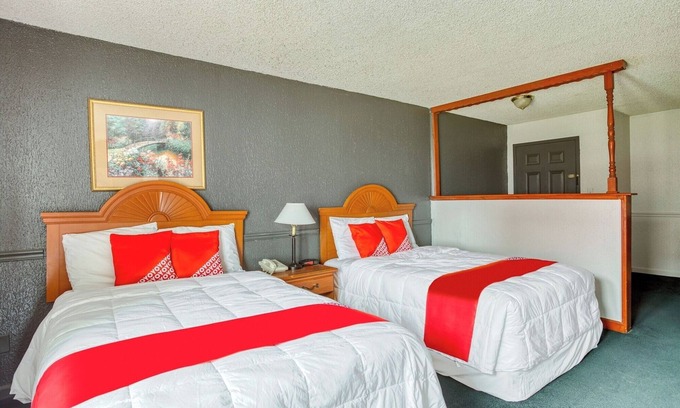 South Tulsa Hotel | Enjoy Peaceful Tulsa Room w/Relaxing Ambiance + Greenery Close By