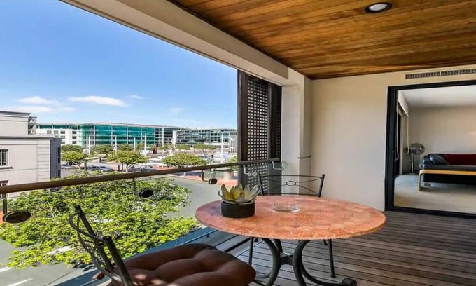 Auckland Central Business District House | Enormous CBD 1BR Unit w/Parking by Zodiak Stays