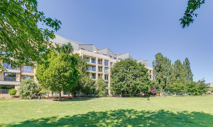 Kilburn Apartment | Entire Central 3 bedroom Apt/en-suite with a View.