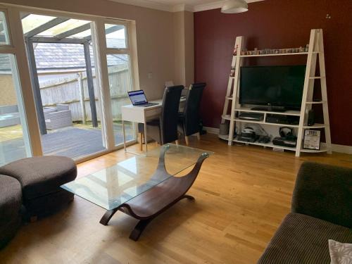 Ashford House | Entire Family Entertainment Holiday Home - 3 x Floors - Free Parking - Games Room - Private Garden - Workspace and Wifi 112mb - Self Check-in