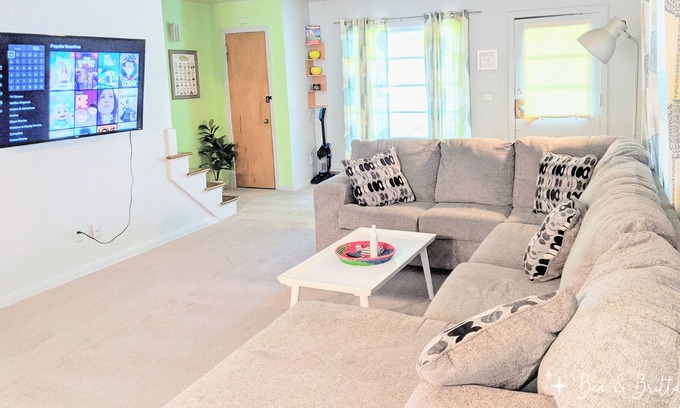 Dundee-Happy Hollow Historic District House | Entire Upscale 1King-2Queen Townhouse 🔼 PING PONG & AIR HOCKEY 🔼 55"TV