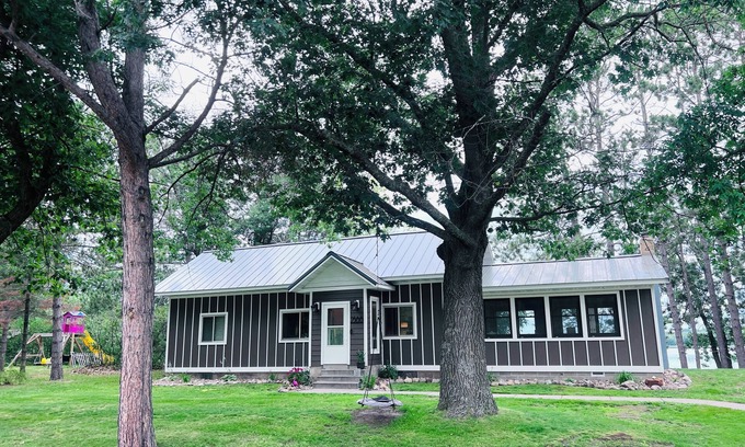 Hillman Cabin | Erskine Escape: kayak, paddle board, paddle boat+