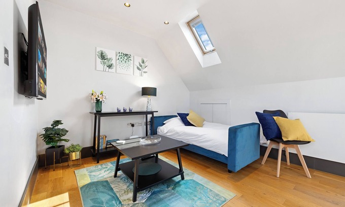 Richmond-upon-Thames House | Escape by The River & Bushy Park